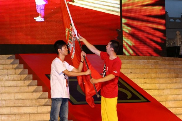旗手将旗帜交到北京玩家代表钟子旭的手中!
