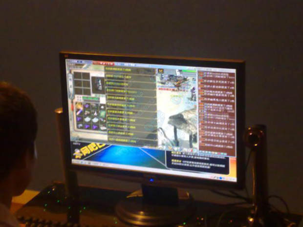 玩家在“以武会友2”服务器内畅游